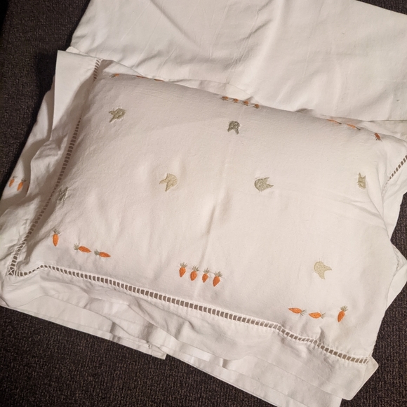 Susan Turner 'Cats and Carrots ' embroidered crib set - Picture 2 of 9